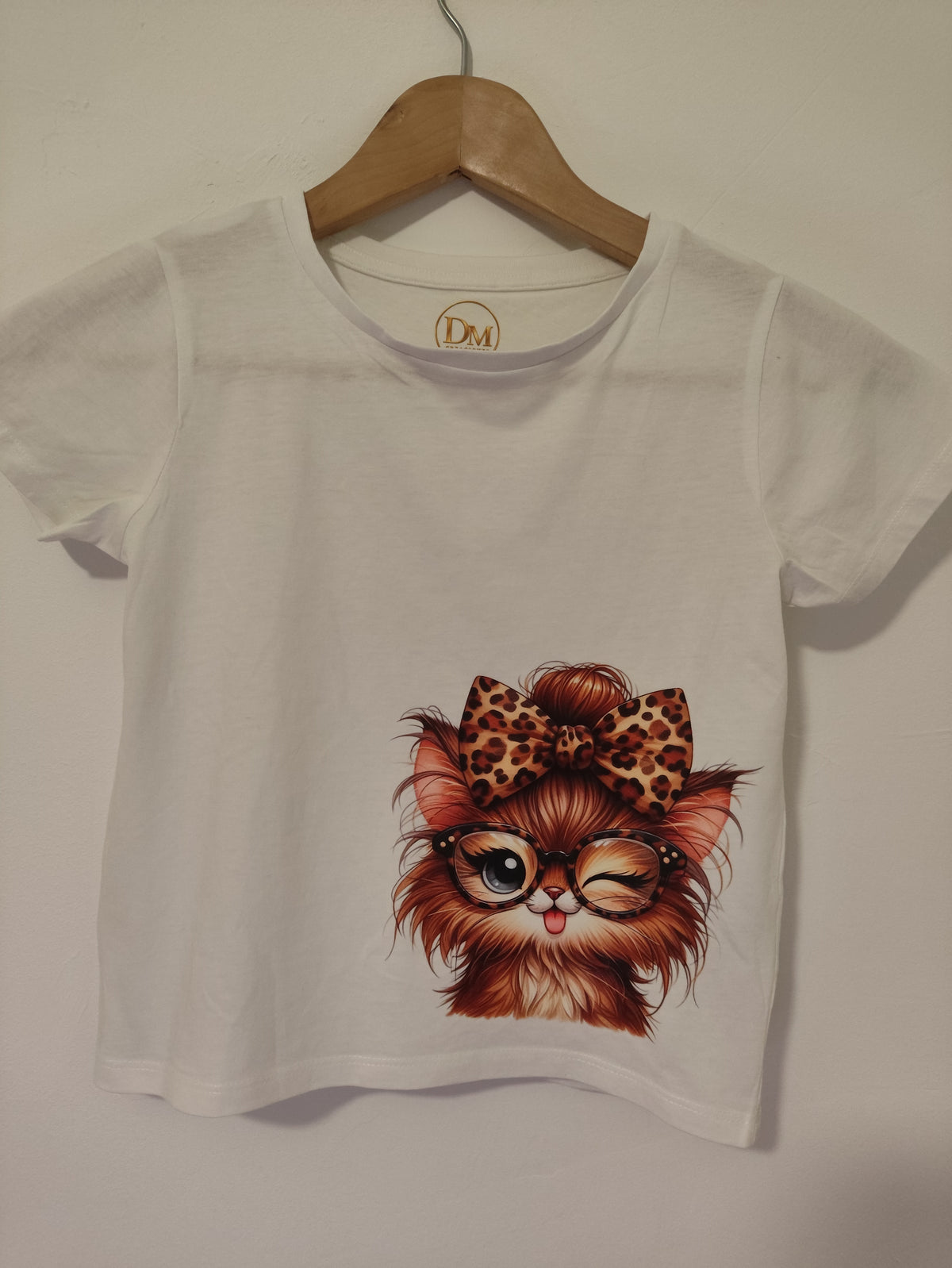 camiseta blanca con gatita
